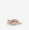 Par de sapatilhas barefoot Victoria Bailarina em lona rosa pálido, com os laços visíveis, apresentadas ligeiramente inclinadas.
