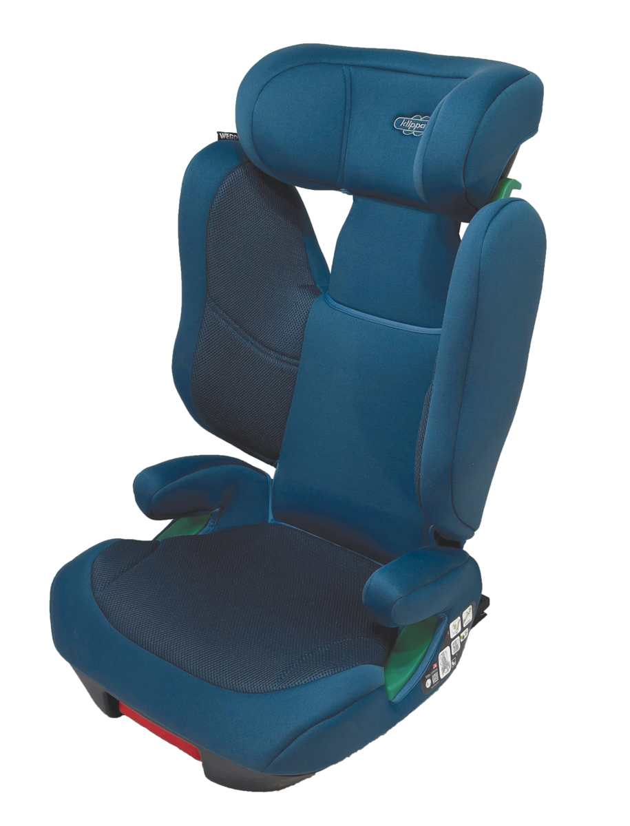 Cadeira auto Klippan Wego2 em azul, também com encosto de cabeça ajustável e braços acolchoados. Assim como a versão preta, apresenta guias verdes para o cinto de segurança e fixações Isofix, destacando-se pelo design que proporciona conforto e segurança durante as viagens.