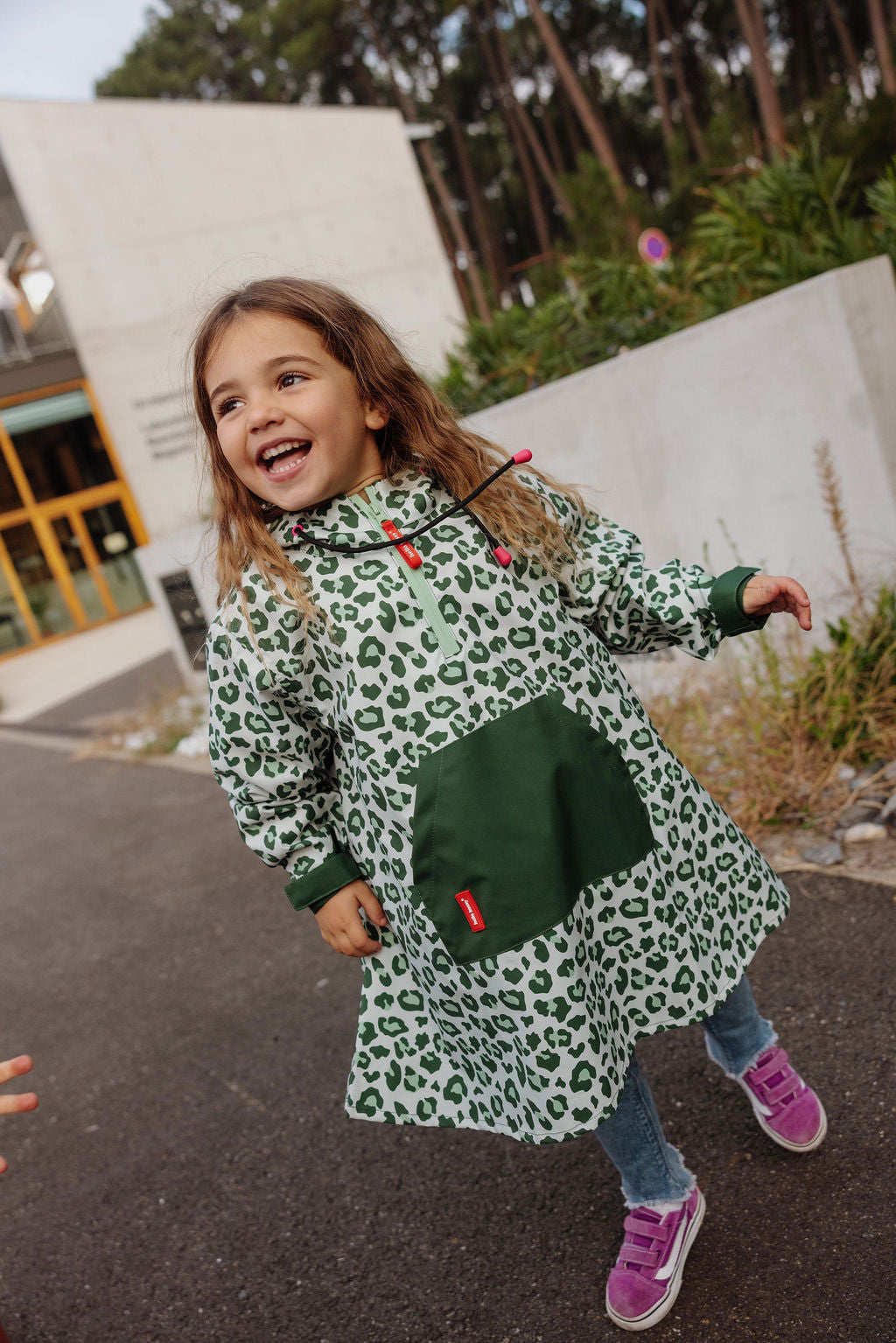 Poncho impermeável Hello Hossy Green Leopard para criança, com capuz e bolso canguru frontal