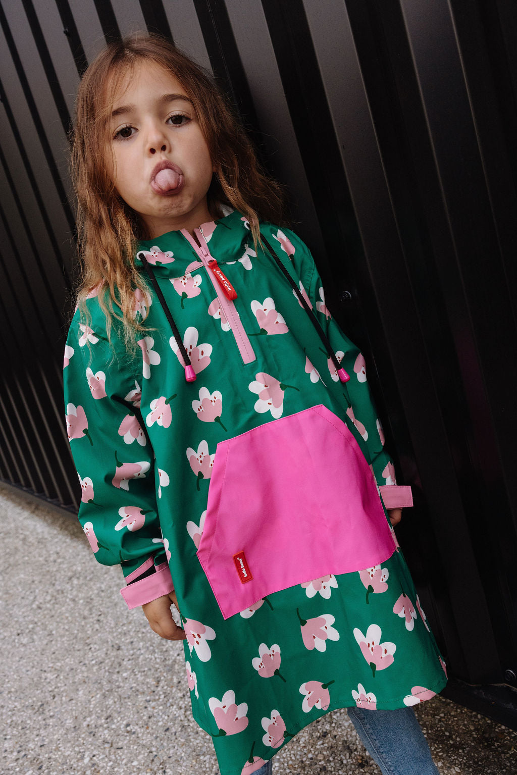 Poncho impermeável Hello Hossy Garden Joy para criança, com capuz e bolso canguru frontal