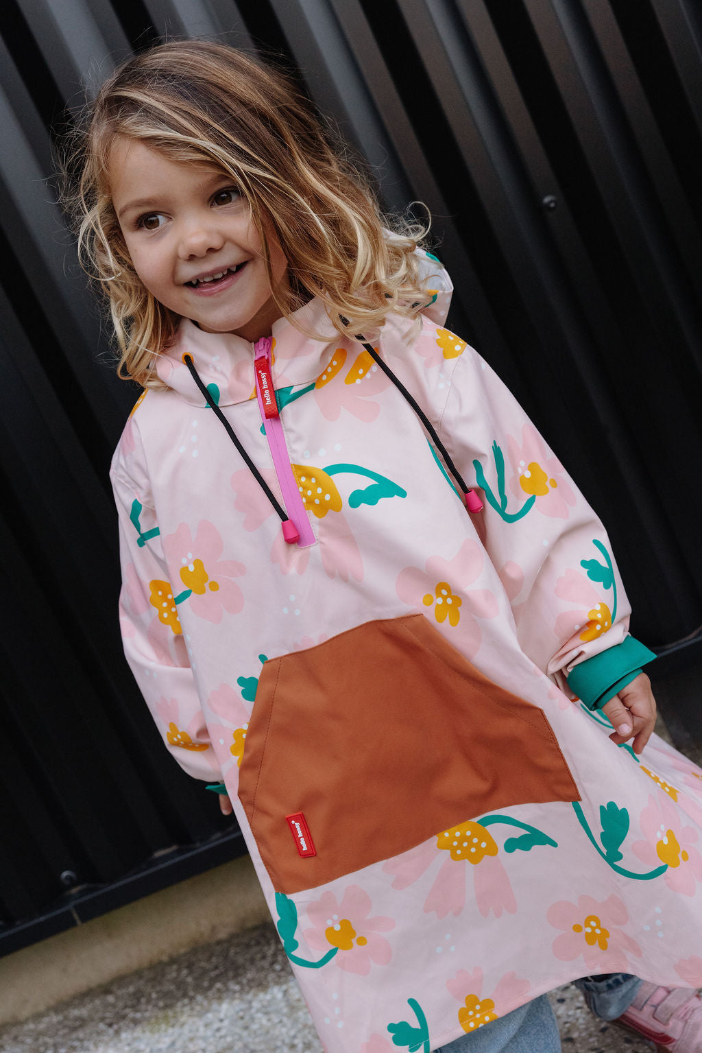 Poncho impermeável Hello Hossy Springtime para criança, com capuz e bolso canguru frontal