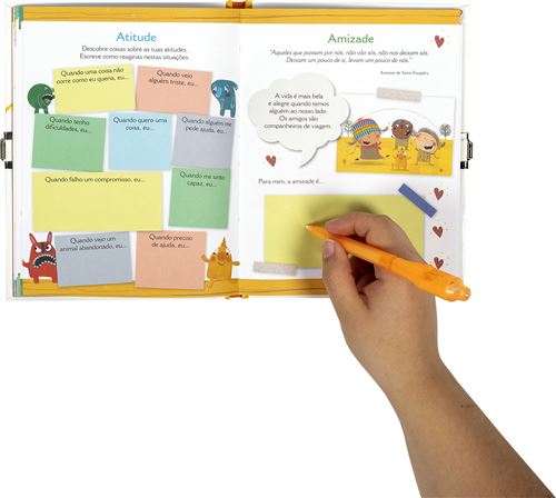 Interior do diário secreto aberto, ilustrando secções como "Atitude" e "Amizade", com espaços para escrita e uma mão a utilizar a caneta de tinta invisível.