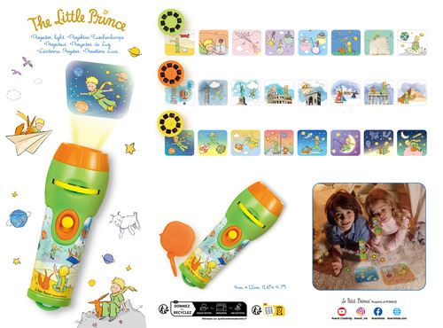 Demonstração de como o projetor funciona: a lanterna projeta uma imagem colorida do Principezinho com a raposa na parede, ao lado dos discos de filme.