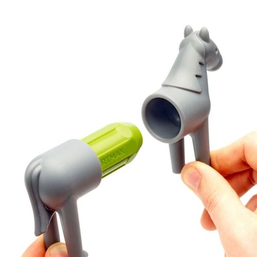 Mãos a separar as duas partes de um cavalo SmartMax, revelando o bastão magnético verde no interior, demonstrando a funcionalidade.