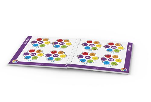 Livro de desafios do SmartGames Drop Zone aberto, exibindo exemplos de configurações de jogo e soluções para diferentes níveis.