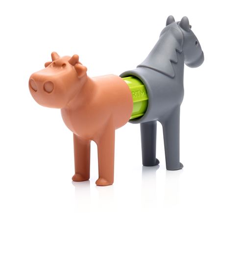 Uma vaca e um cavalo SmartMax My First Farm Animals com as suas partes magnéticas misturadas, criando uma figura híbrida.