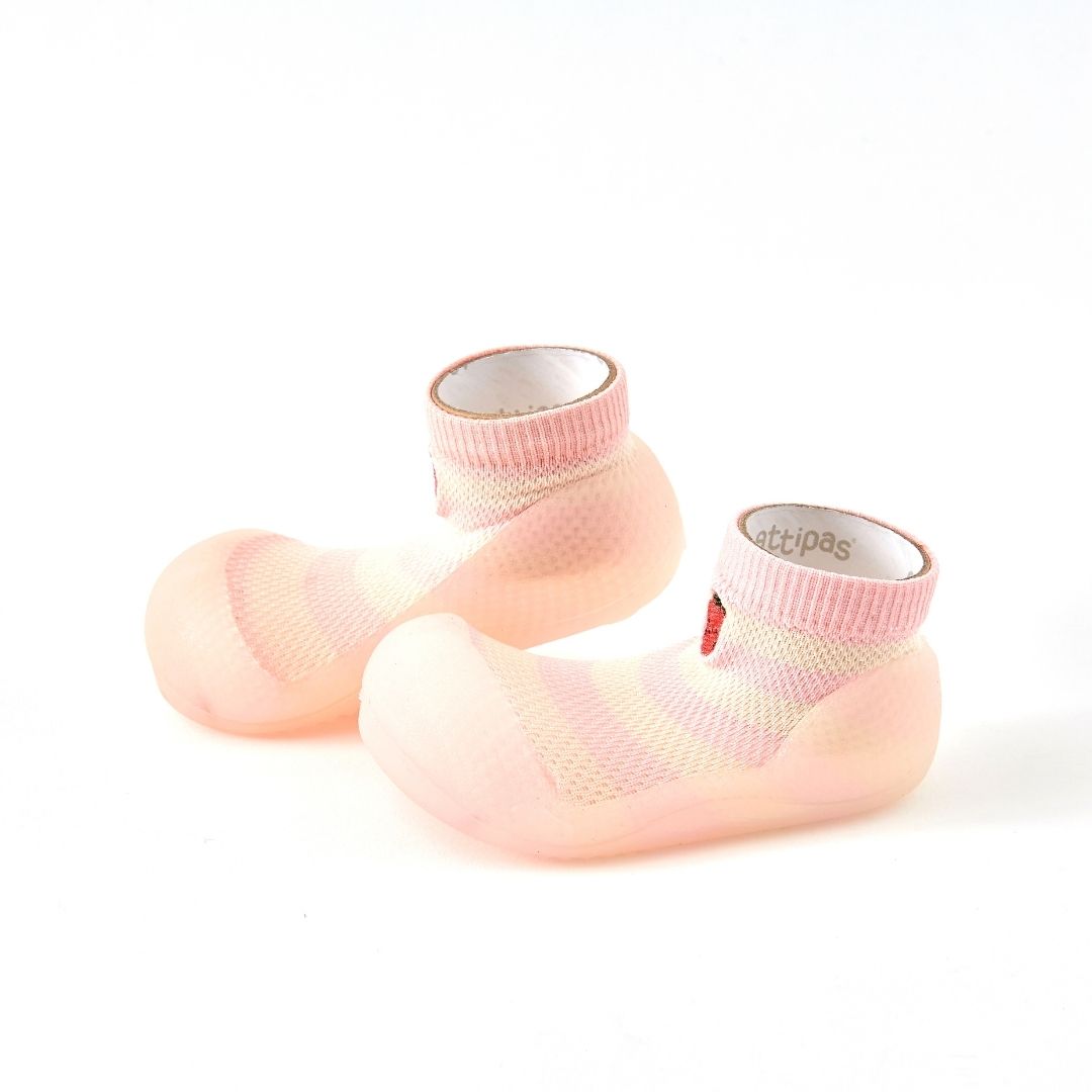 Par de calçado Attipas BAMBU Fruit Pink, vista lateral, mostrando a meia rosa com riscas claras e a sola flexível transparente com tons rosados.