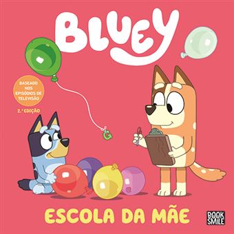 Capa do livro Bluey Escola da Mãe, mostrando Bluey a segurar uma prancheta e Bingo com balões, com o título em destaque.