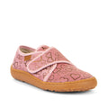 Sapatilha Froddo Barefoot Canva Slipper em rosa com padrão de corações dourados, vista lateral, com fecho de presilha ajustável e sola Lifolit® castanha.