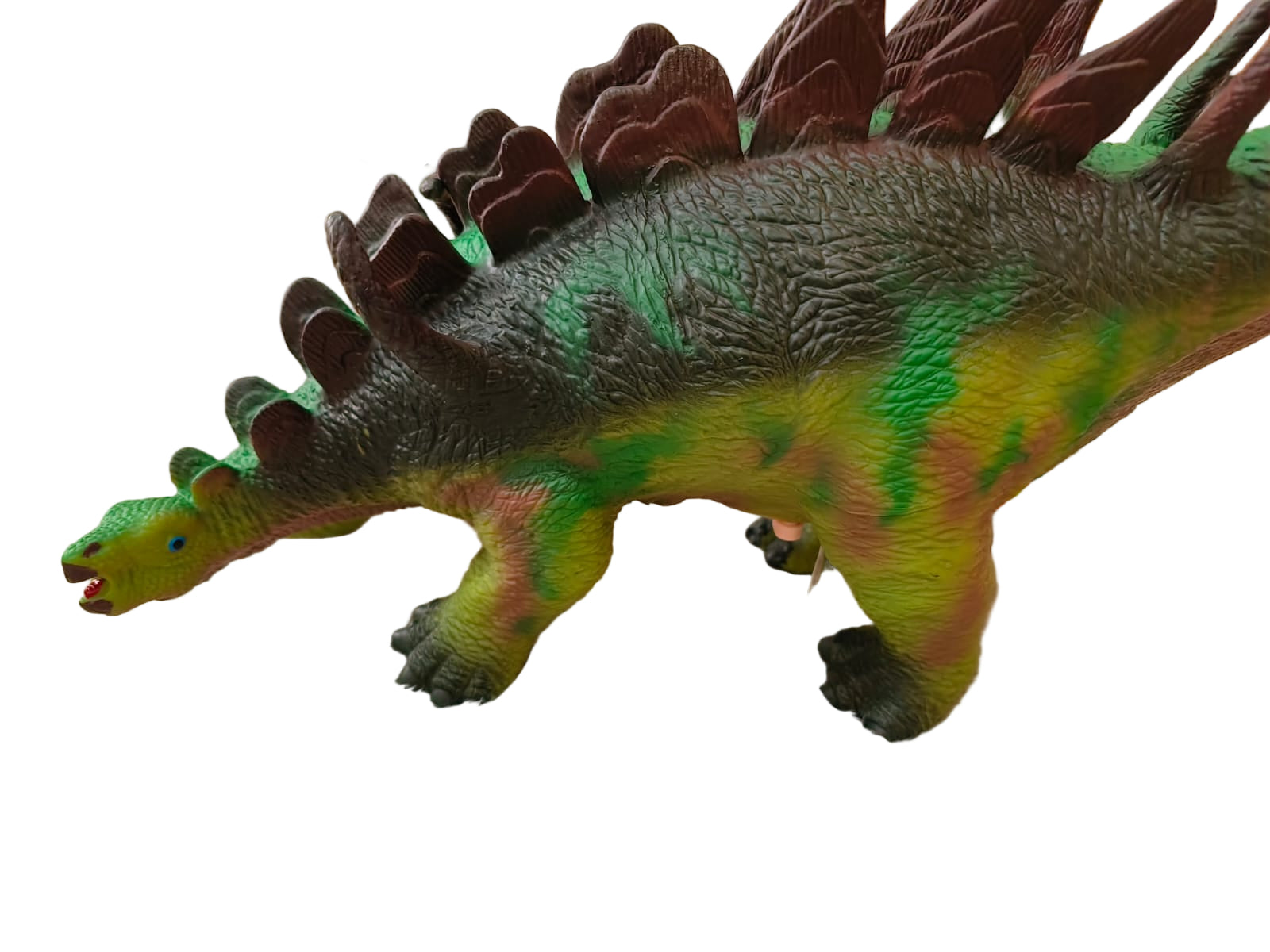 Detalhe do dinossauro Stegosaurus WToy, em tons de verde e amarelo, com as suas placas dorsais e cauda pontiaguda, em fundo branco.