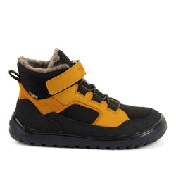 Bota barefoot Froddo UP PATH TEX em preto e amarelo, impermeável e de cano alto, vista de perfil sobre fundo branco