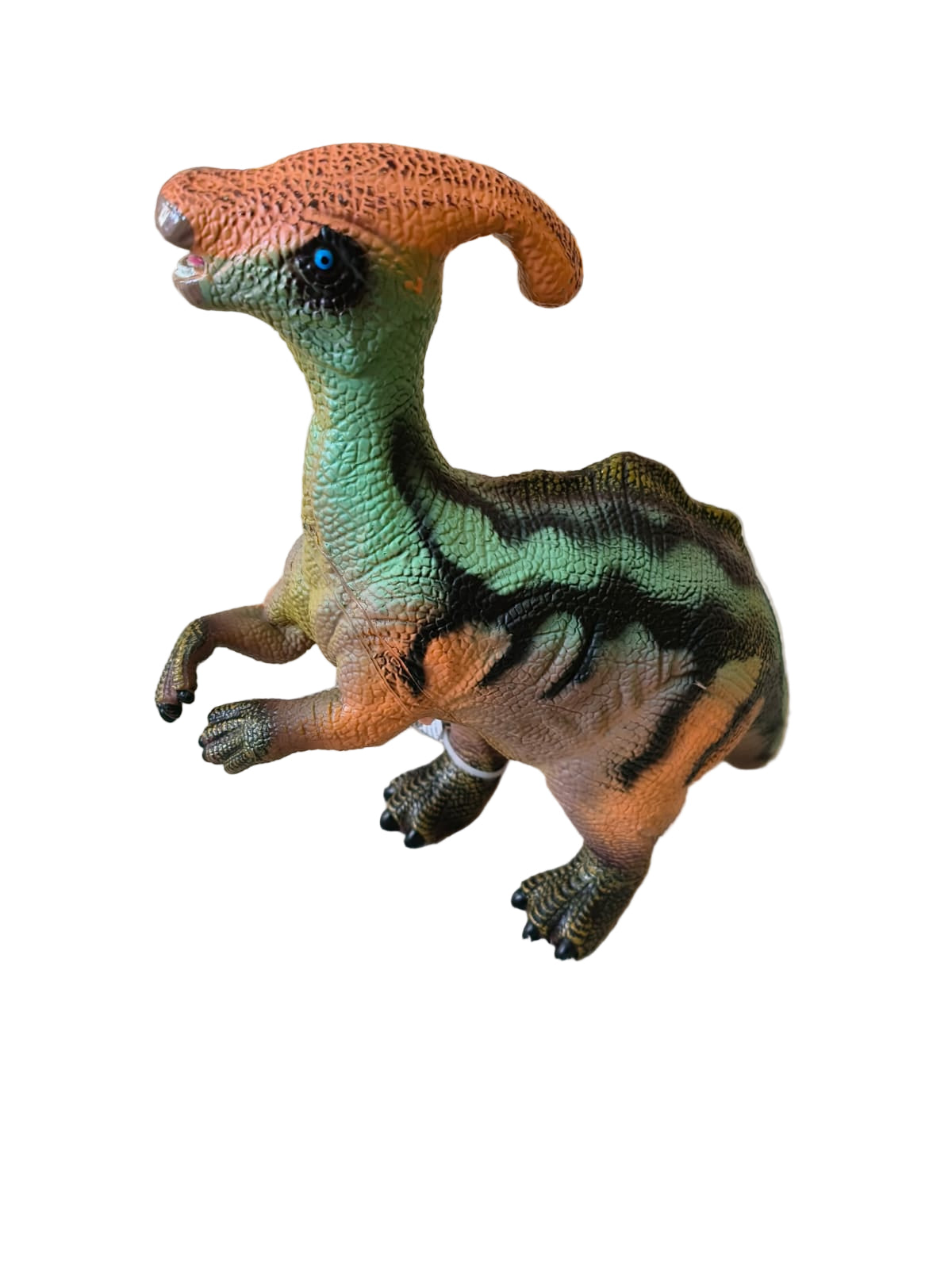 Detalhe do dinossauro Parasaurolophus WToy com som, de 35cm, em tons de verde e laranja, com olhos azuis, em fundo branco.
