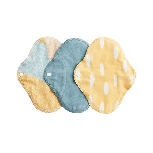 Conjunto de três pensos diários reutilizáveis ImseVimse Panty Liner Blue Sprinkle, em algodão orgânico, com padrões azul e amarelo, dispostos sobre fundo branco.