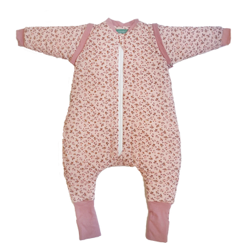 Saco de dormir com pés MolisandCo TOG 2.5 Misty Rose, com padrão floral e fecho frontal, isolado sobre fundo branco.