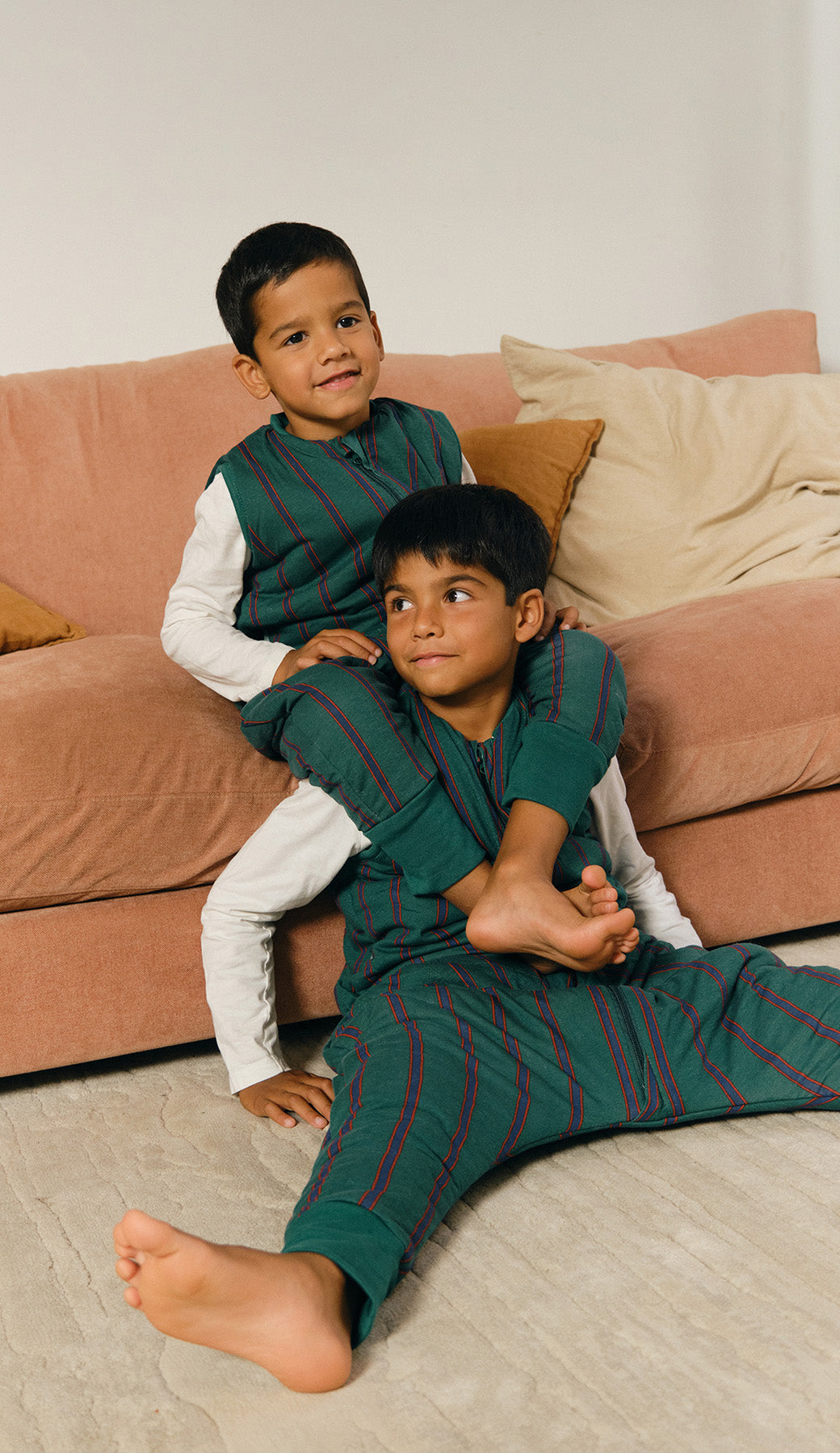 Pijama manta MolisandCo TOG 2.5 com pés no padrão Forest Stripes, visto de frente