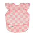 Babete impermeável Tiny Twinkle Quadrados Rosa com folhos nos ombros e bolso frontal, em poliéster reciclado.