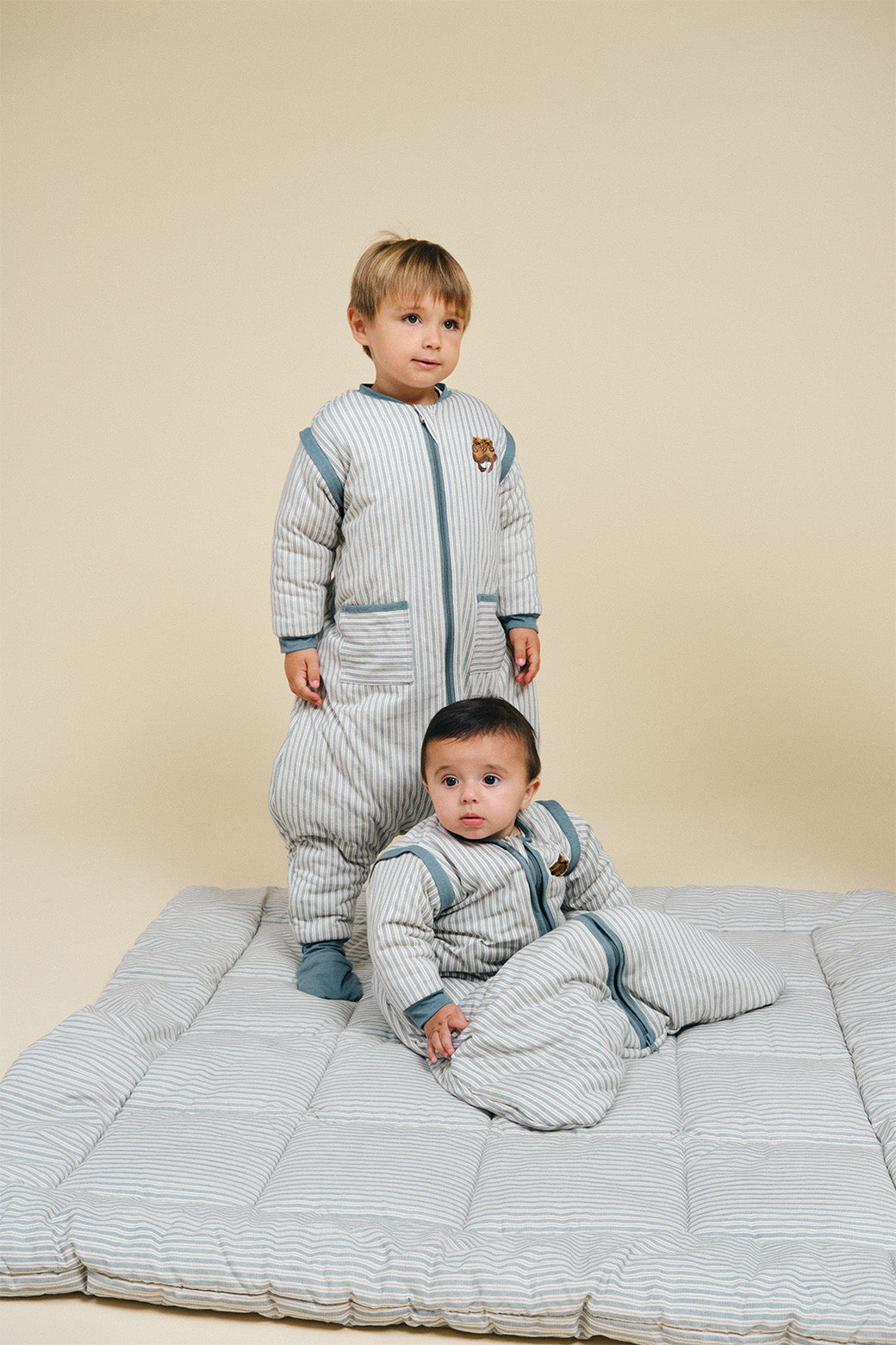 Saco de dormir de bebé MolisandCo TOG 2.5 com mangas no padrão Blue Stripes, visto de frente