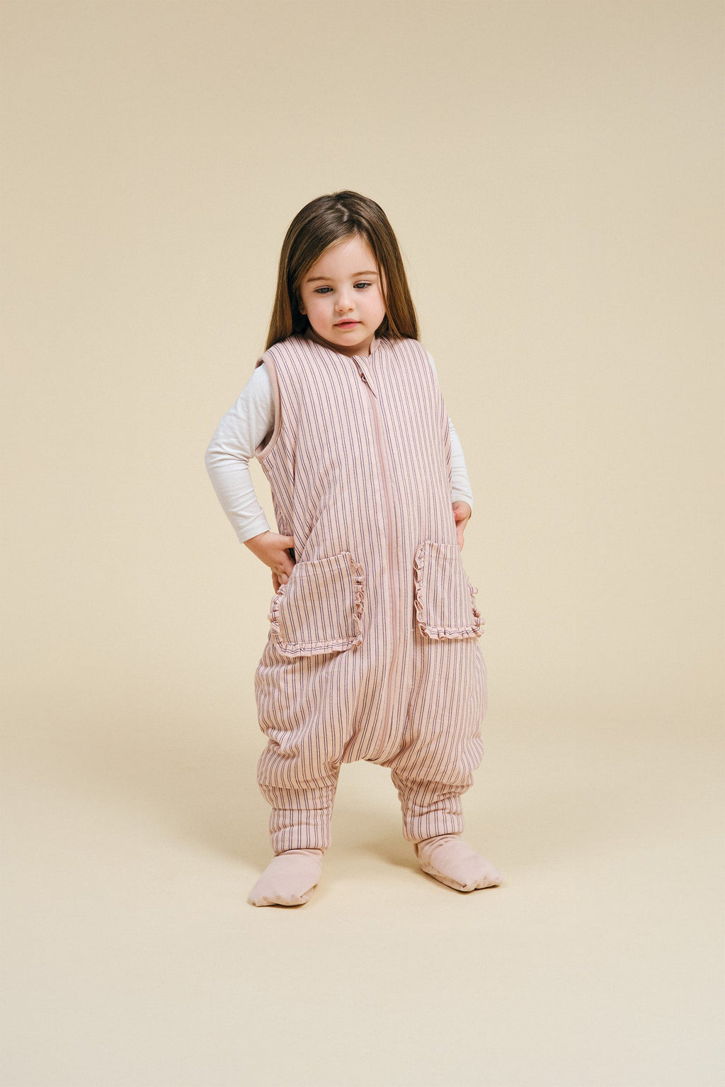 Pijama manta MolisandCo TOG 2.5 com pés e meias antiderrapantes na cor Navy and Pink Stripes, vestido por uma criança