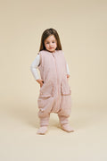 Pijama manta MolisandCo TOG 2.5 com pés e meias antiderrapantes na cor Navy and Pink Stripes, vestido por uma criança