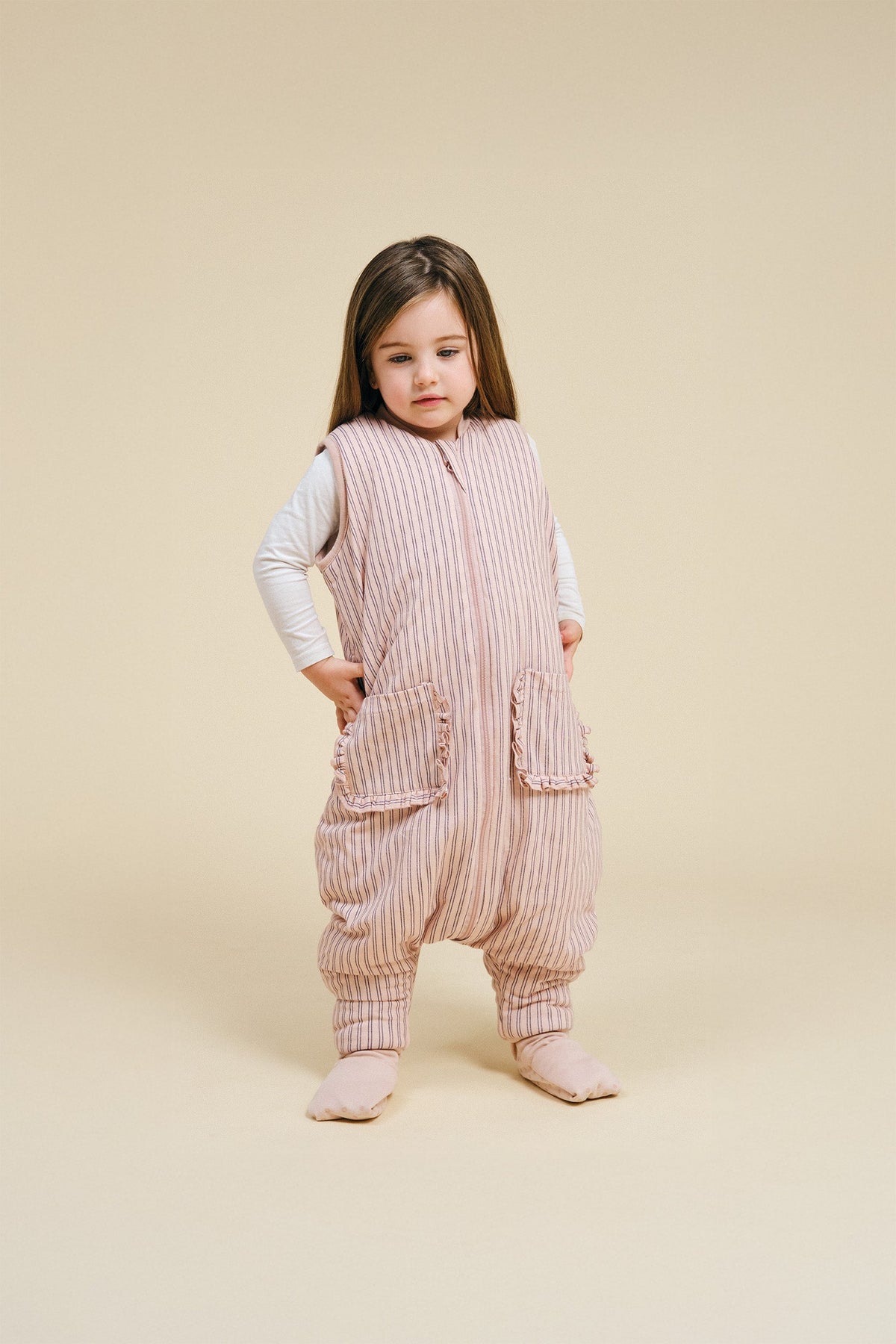 Pijama manta MolisandCo TOG 2.5 com pés e meias antiderrapantes na cor Navy and Pink Stripes, vestido por uma criança