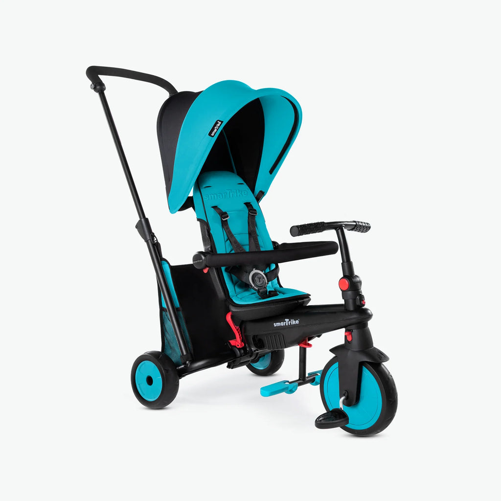 Triciclo infantil SMARTRIKE 5-em-1 STR3 em azul turquesa, com cinto de segurança de 5 pontos visível e pega para os pais.