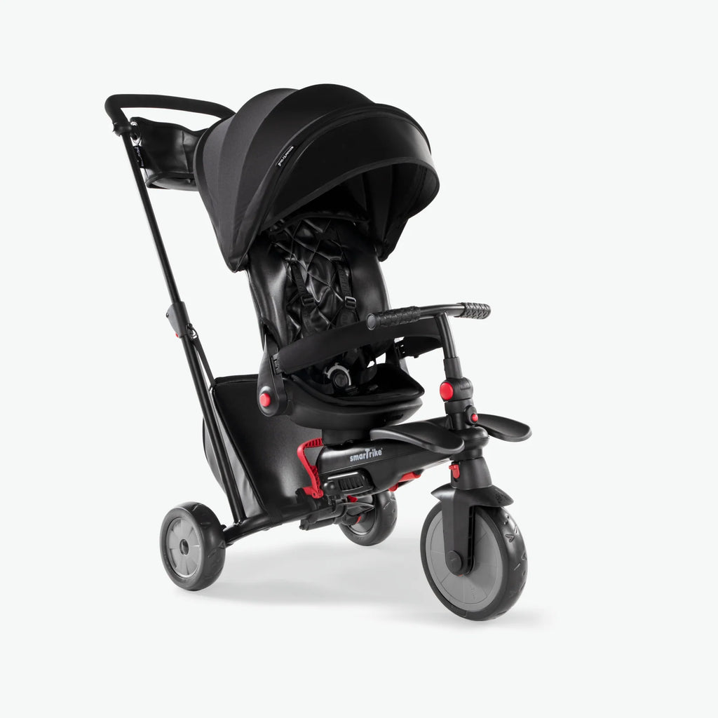Smartrike 6-em-1 STR7 Trotinete preto, em modo carrinho de passeio com pega parental e capota estendida.
