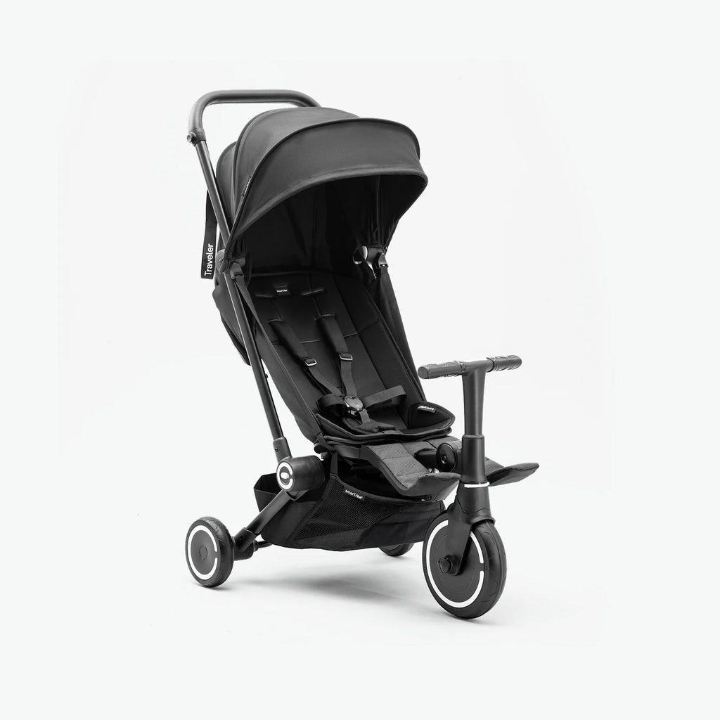 Smartrike Traveler preto em modo carrinho de passeio reclinável com capota e arnês de segurança.