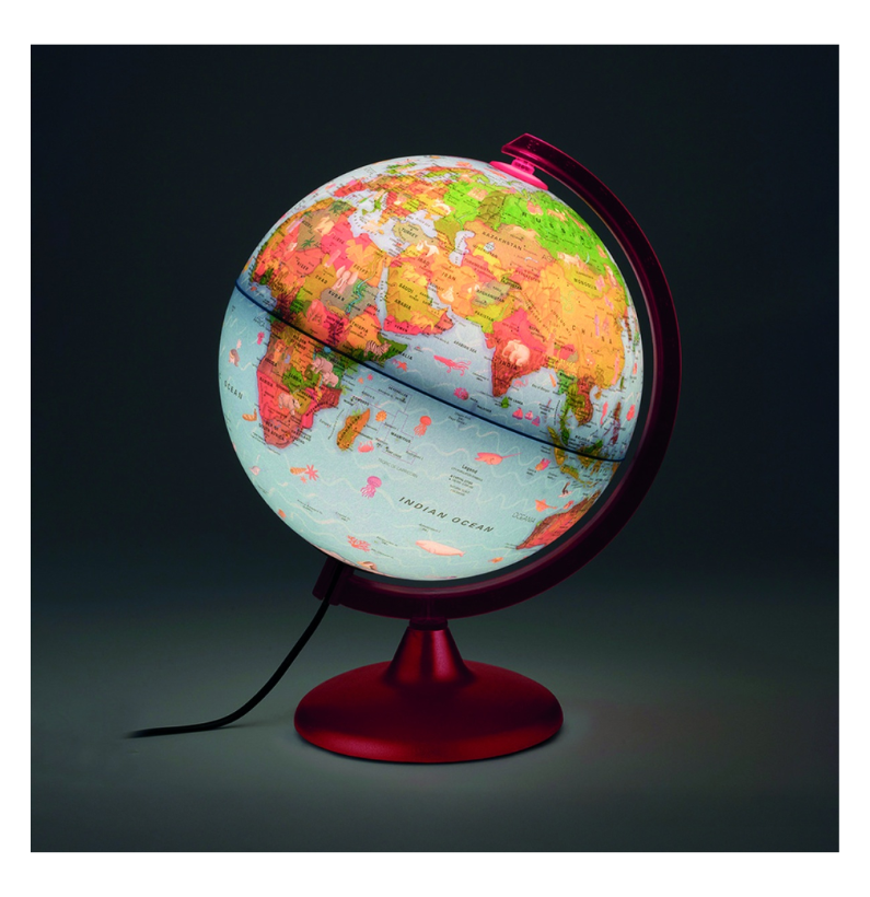 Globo Zoo 25cm da Tecnodidattica iluminado no escuro, funcionando como um candeeiro de presença. A luz realça os continentes e os animais de África e Ásia.