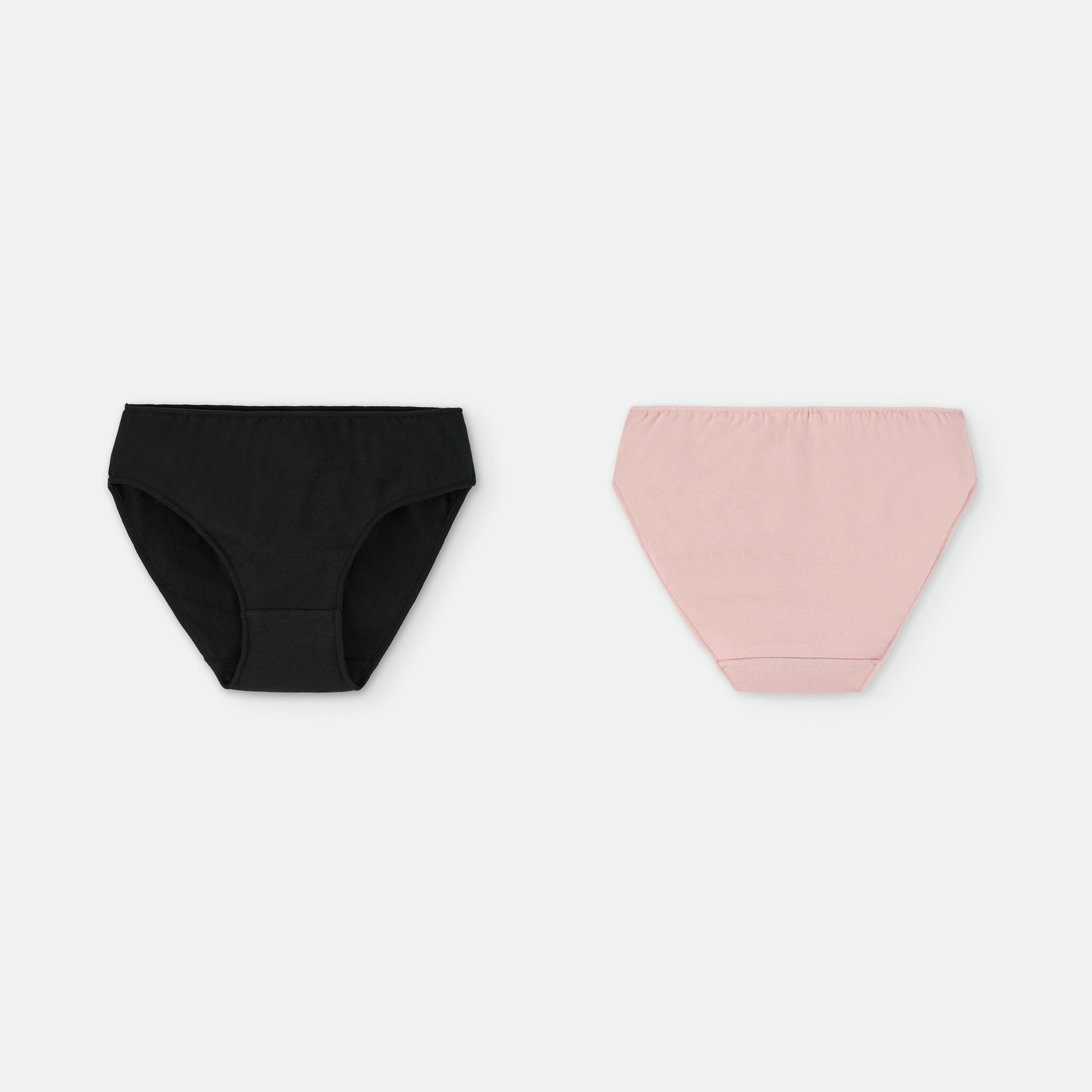 Duas cuecas de senhora, uma preta e uma rosa claro, dispostas lado a lado sobre um fundo branco.