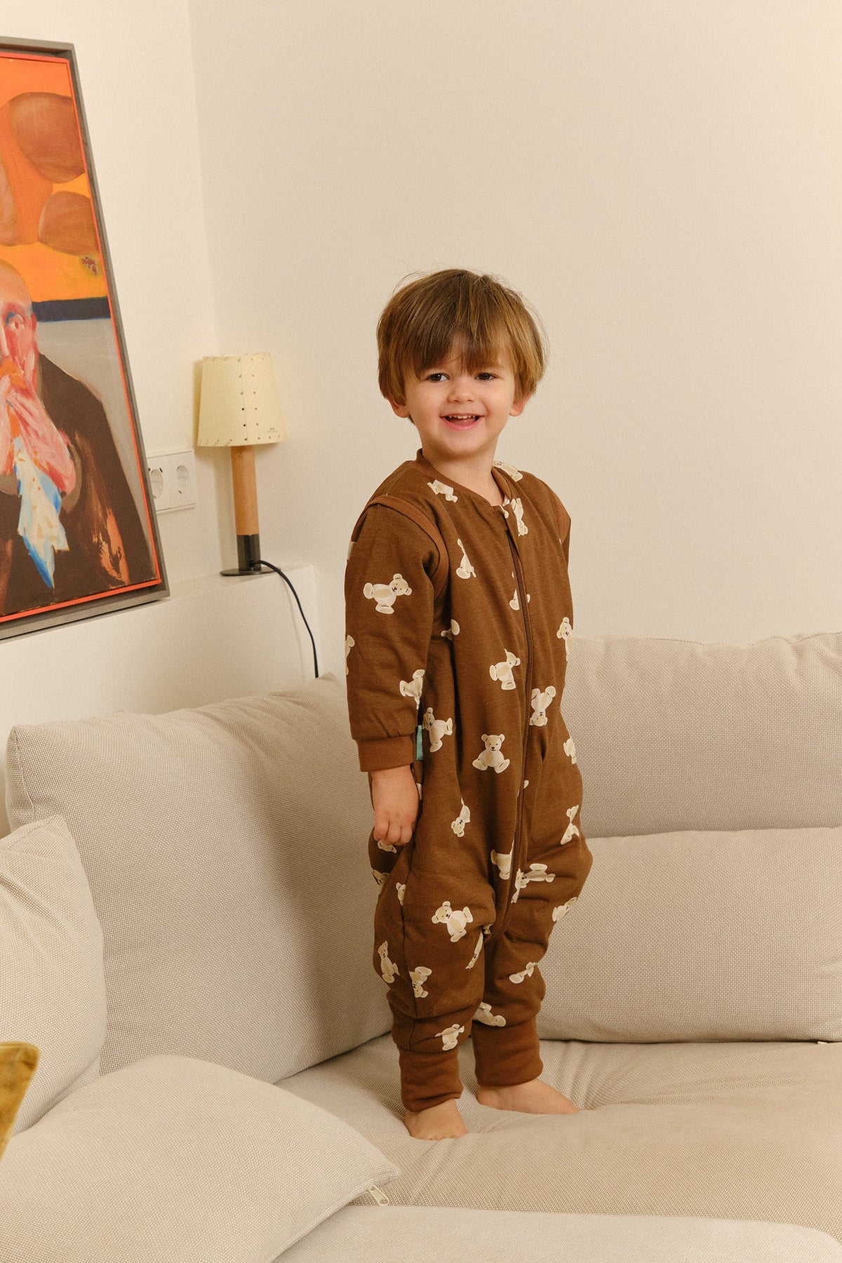 Pijama manta MolisandCo TOG 1.0 com pés e mangas na cor Teddy Mocca, vestido por uma criança