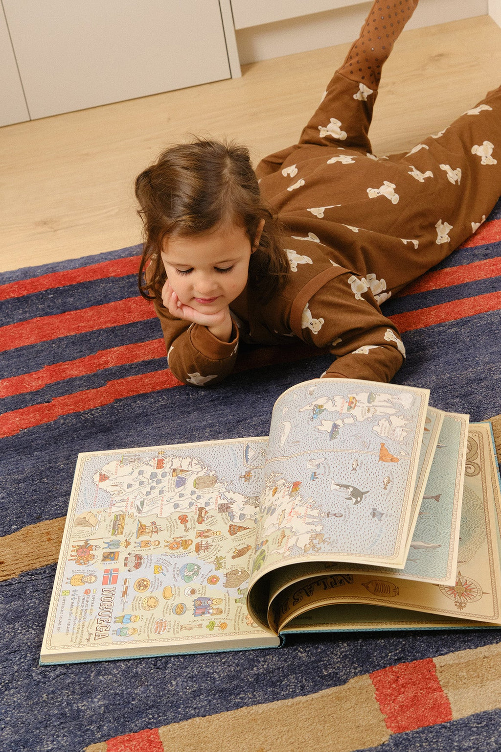 Pijama manta MolisandCo TOG 1.0 com pés e mangas na cor Teddy Mocca, vestido por uma criança