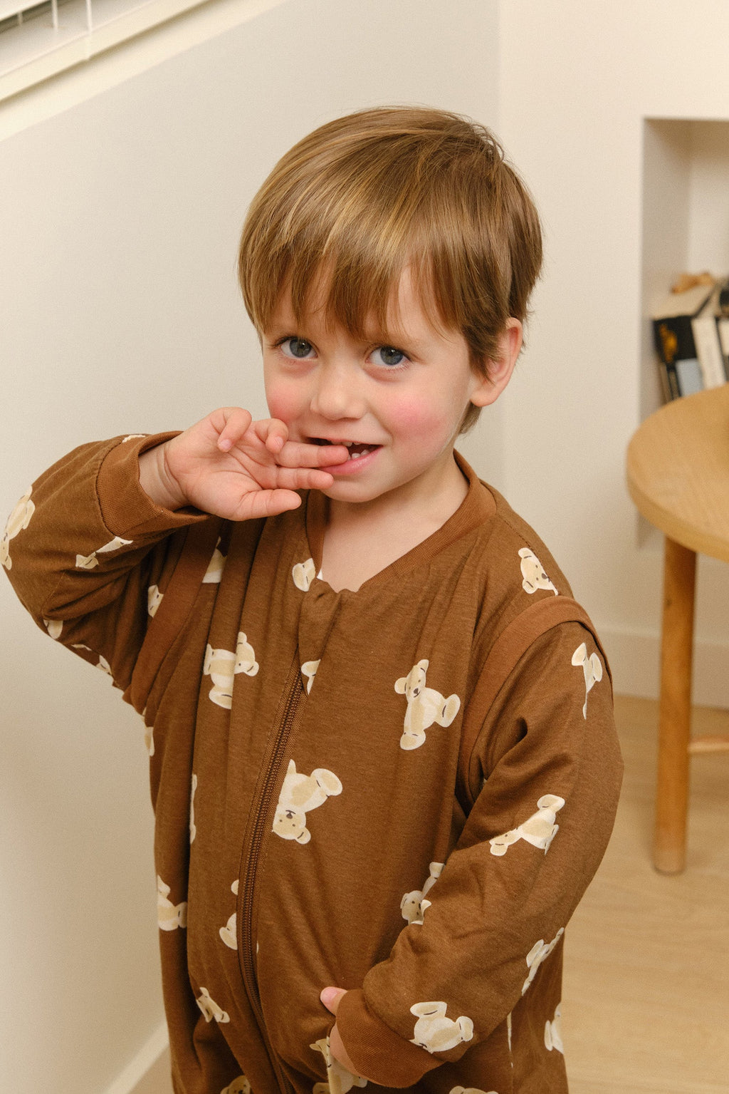 Pijama manta MolisandCo TOG 1.0 com pés e mangas na cor Teddy Mocca, vestido por uma criança