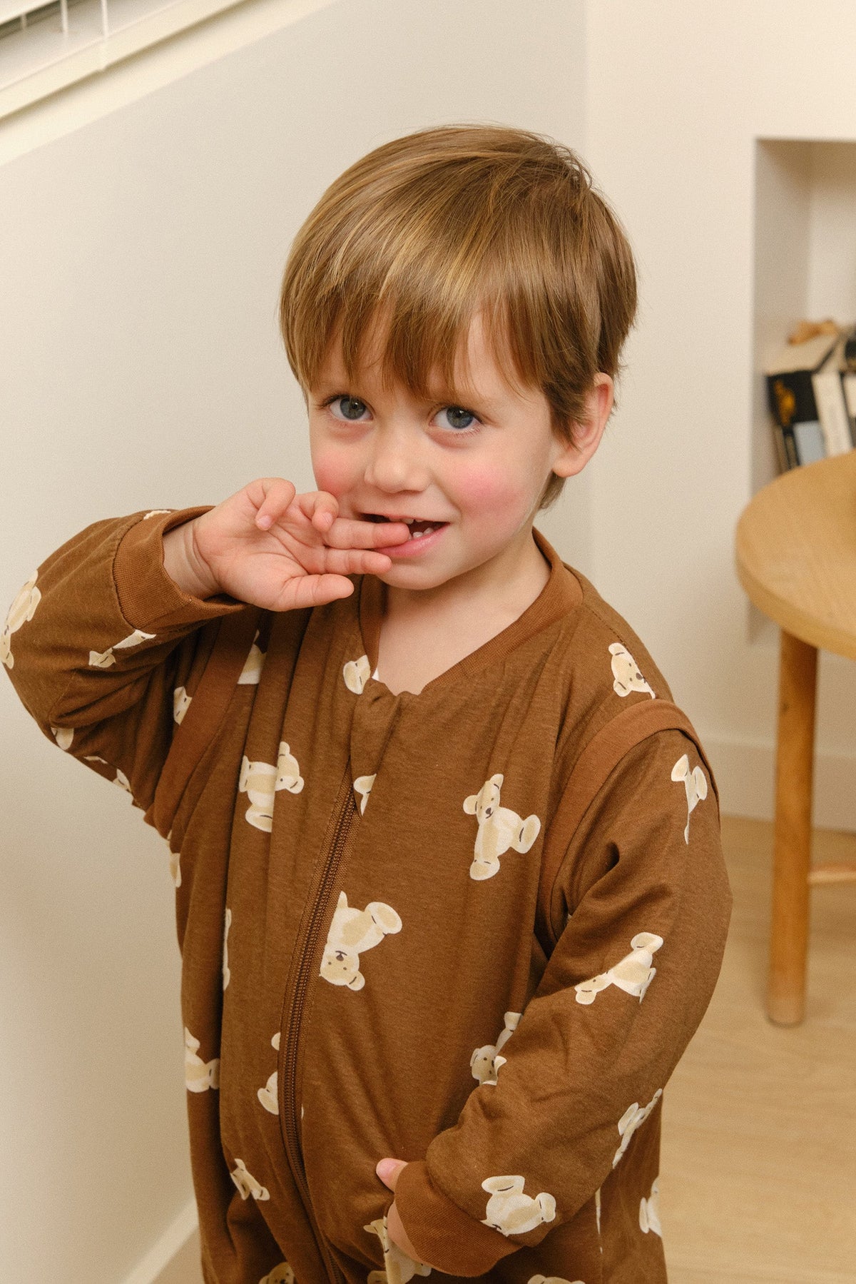 Pijama manta MolisandCo TOG 1.0 com pés e mangas na cor Teddy Mocca, vestido por uma criança