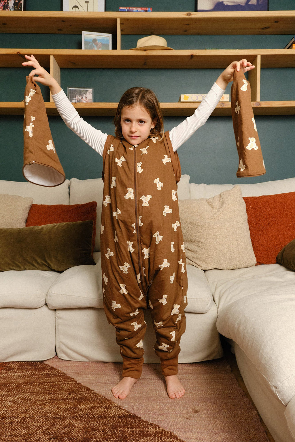 Pijama manta MolisandCo TOG 1.0 com pés e mangas na cor Teddy Mocca, vestido por uma criança