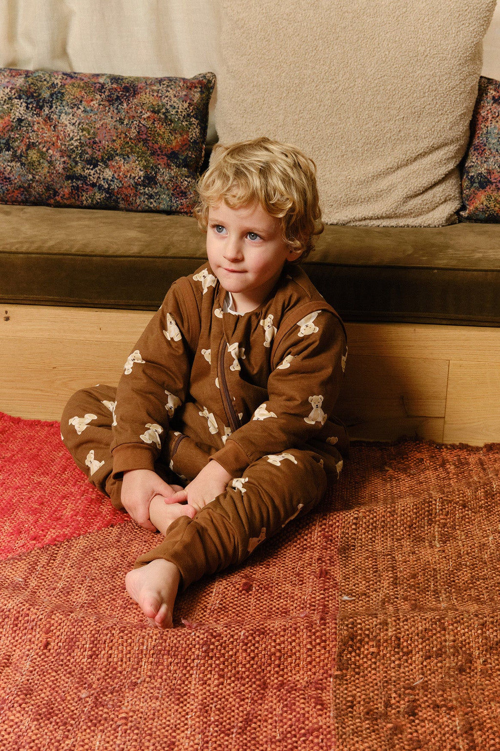 Pijama manta MolisandCo TOG 1.0 com pés e mangas na cor Teddy Mocca, vestido por uma criança