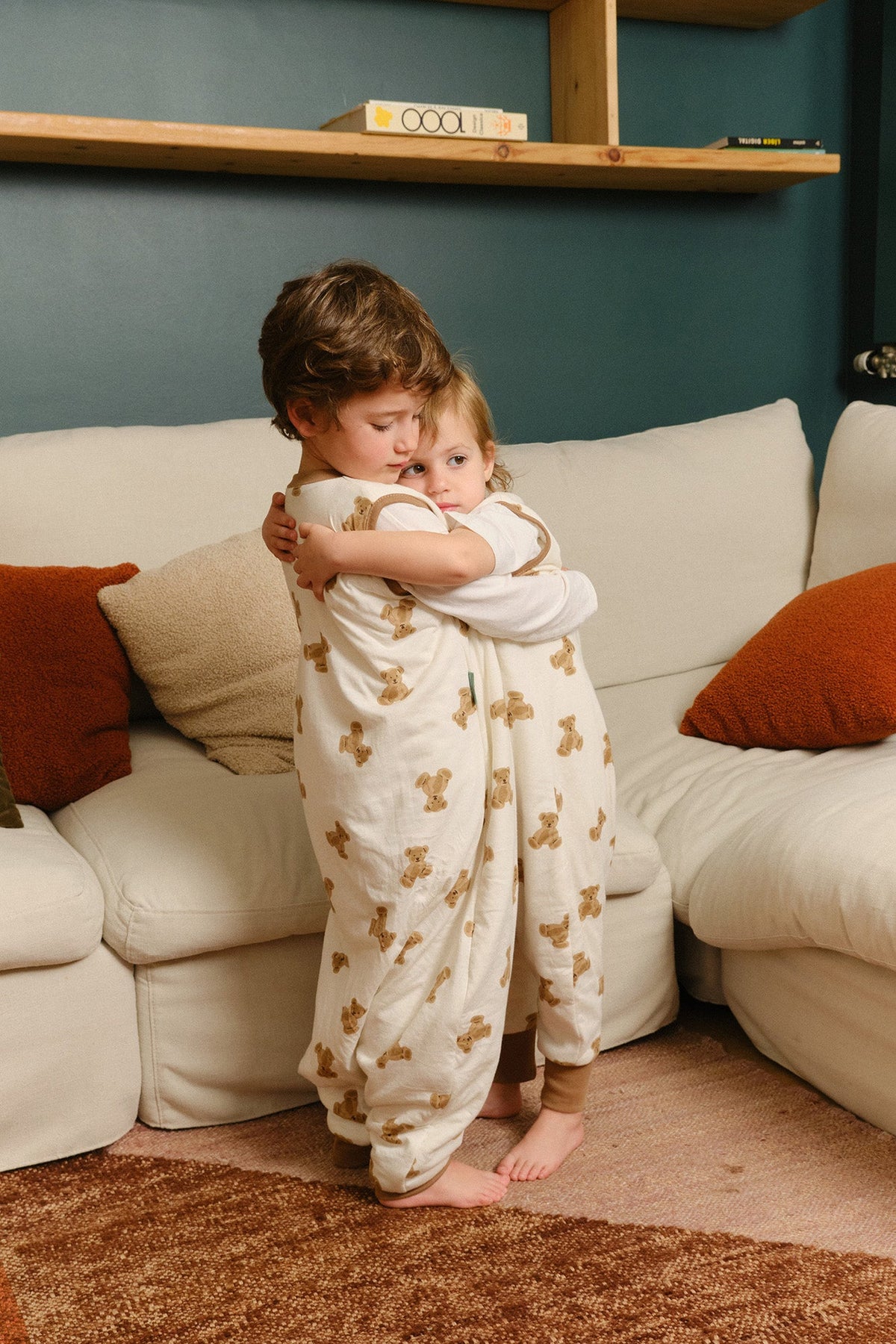 Saco de dormir MolisandCo TOG 1.0 com pés Teddy vestido sobre o pijama, em uso pela criança