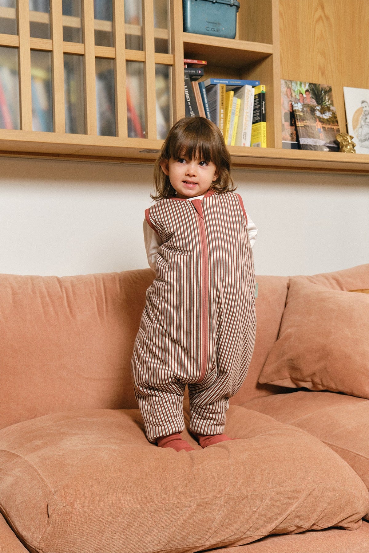 Pijama manta MolisandCo TOG 2.5 com pés e meias antiderrapantes na cor Burgundy Stripes, vestido por uma criança