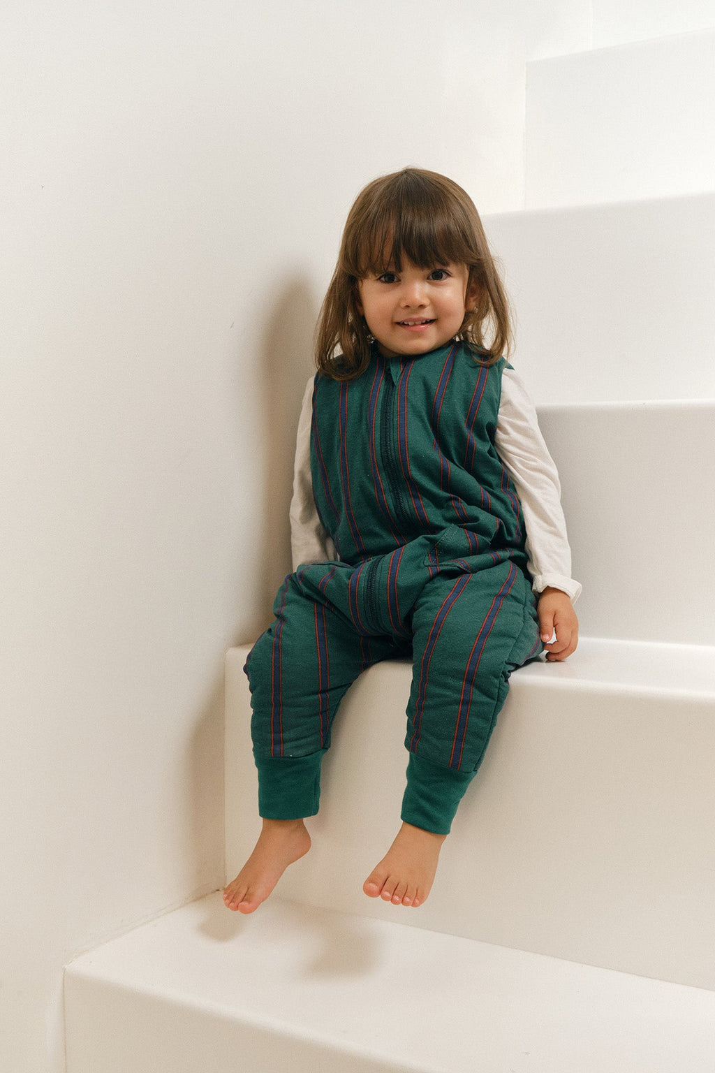 Pijama manta MolisandCo TOG 2.5 com pés no padrão Forest Stripes, visto de frente