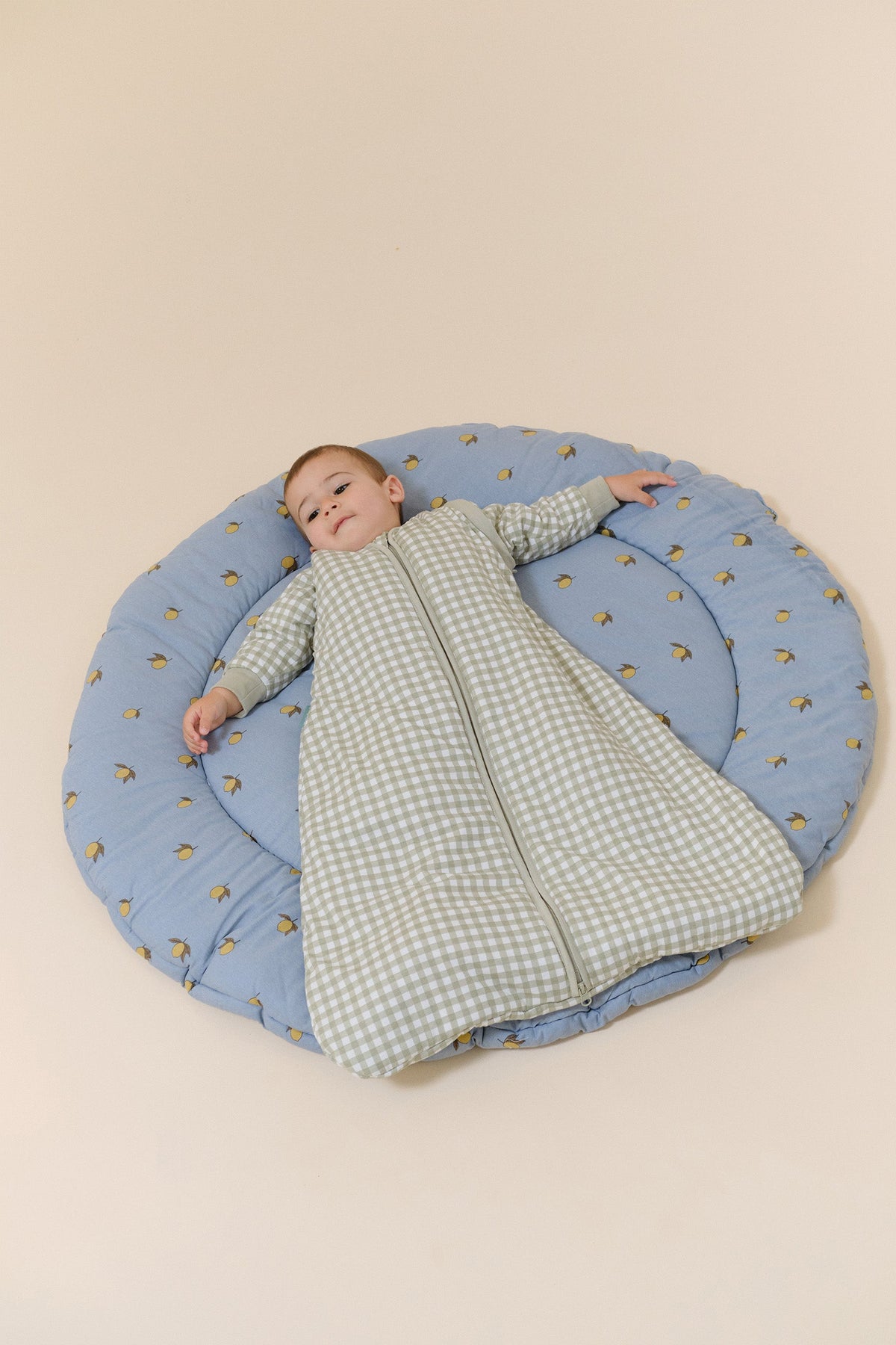 Saco de dormir de bebé MolisandCo TOG 2.5 com mangas no padrão Mint Tea, visto de frente