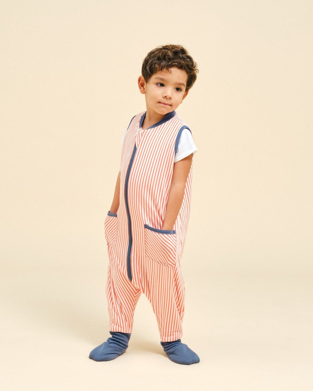 Pijama manta MolisandCo TOG 1.0 com pés e meias antiderrapantes na cor Sailor Orange, vestido por uma criança
