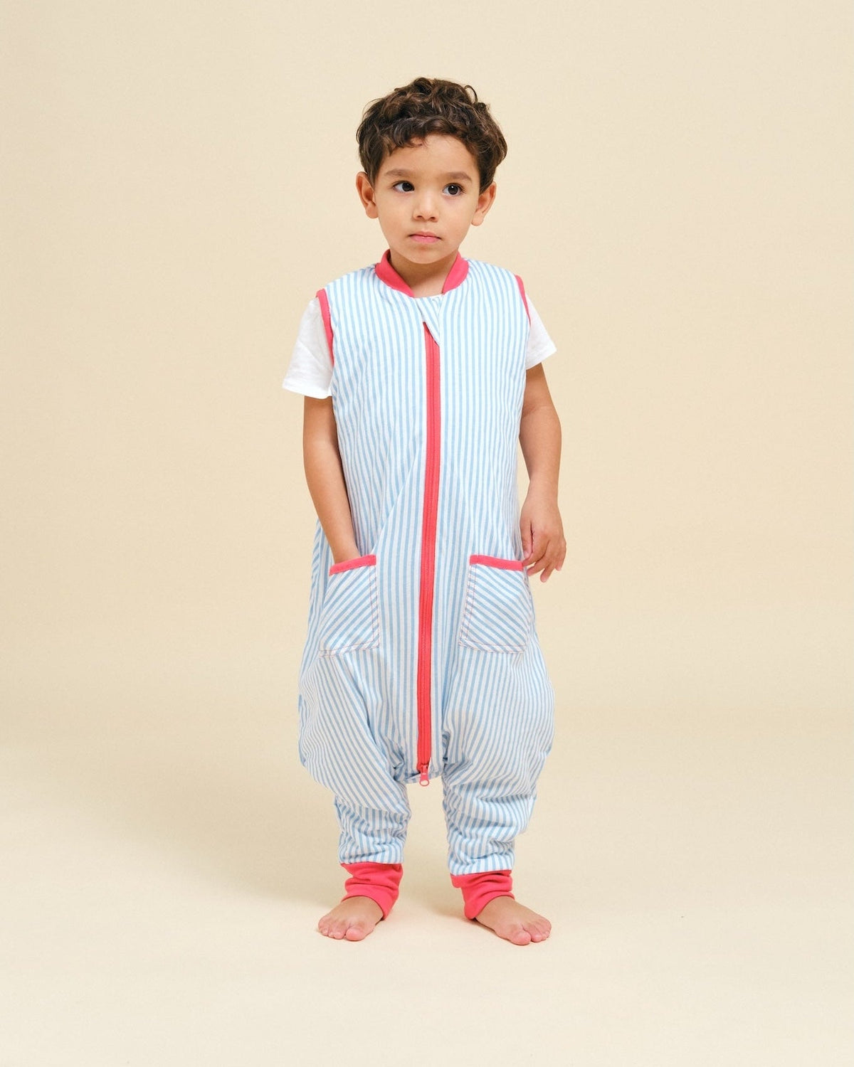 Saco de dormir MolisandCo TOG 1.0 com pés Sailor Blue vestido sobre o pijama, em uso pela criança