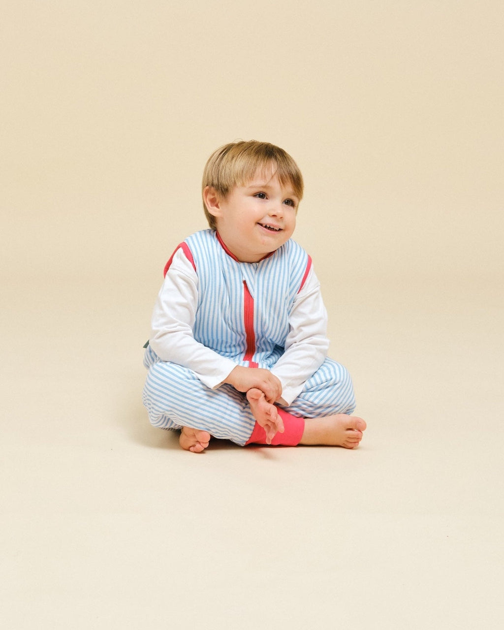Pormenor do saco de dormir MolisandCo TOG 1.0 com pés Sailor Blue numa criança em casa
