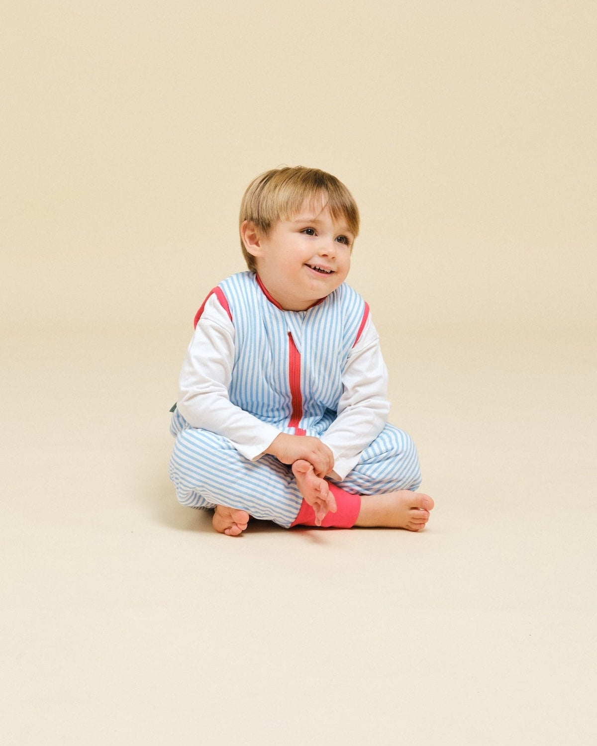 Pormenor do saco de dormir MolisandCo TOG 1.0 com pés Sailor Blue numa criança em casa