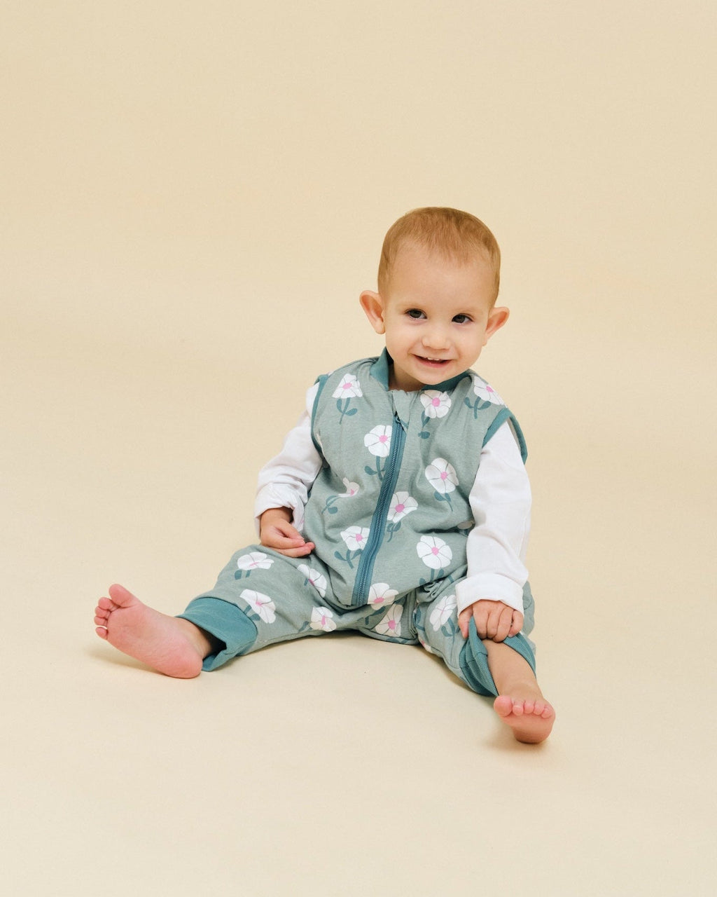 Saco de dormir MolisandCo TOG 1.0 com pés Sakura Garden fotografado em uso, de corpo inteiro