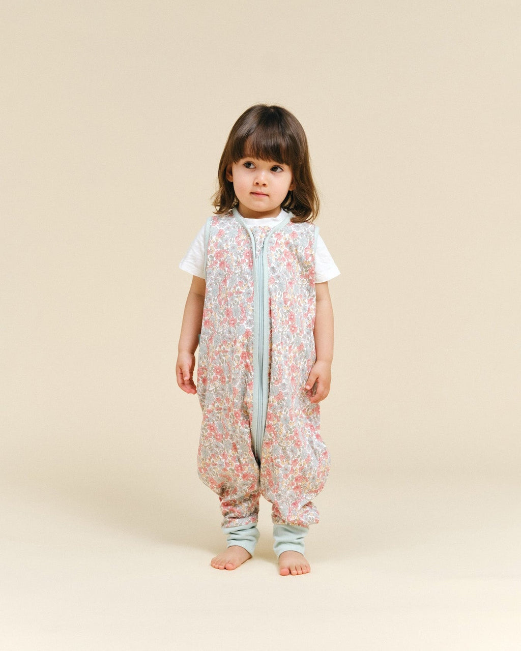 Saco de dormir MolisandCo TOG 0.5 sem mangas e sem meias, com padrão floral Summer Bloom, num bebé