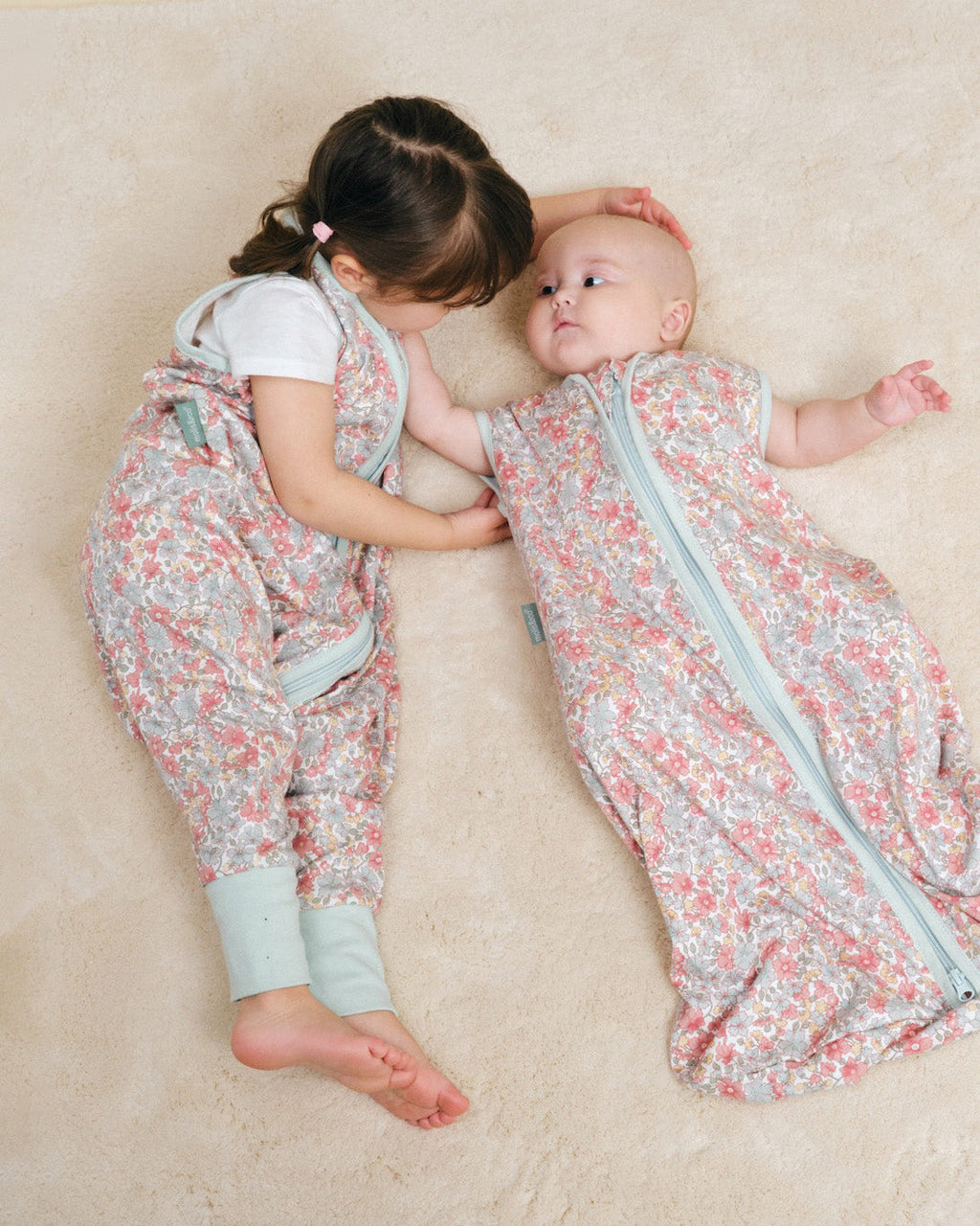 Bebé a descansar com o saco de dormir de verão MolisandCo TOG 0.5 com padrão floral Summer Bloom