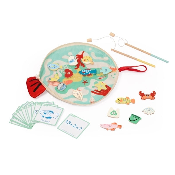 Jogo de pesca Classic World com tapete azul do mar, duas canas de madeira, figuras de animais marinhos e peças de lixo, e cartas educativas.