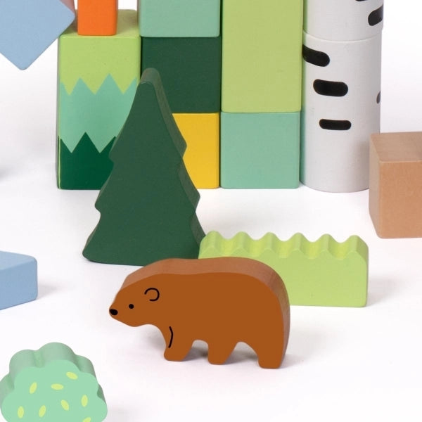 Detalhe de um urso-pardo de madeira e outros blocos do conjunto Classic World Blocos de Madeira - Floresta, destacando a qualidade e os acabamentos.