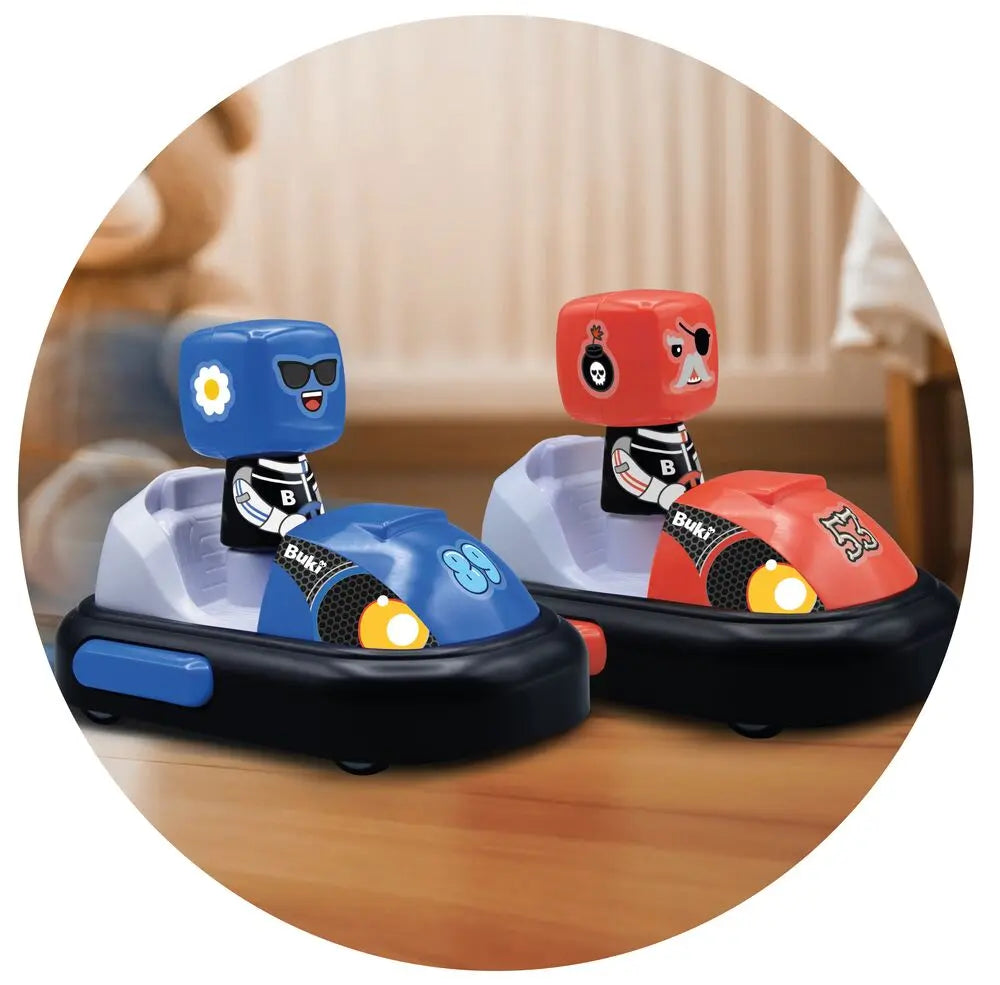 Dois karts Buki Super Karts personalizados, um azul com um piloto smiley e um vermelho com um piloto pirata, prontos para a ação.