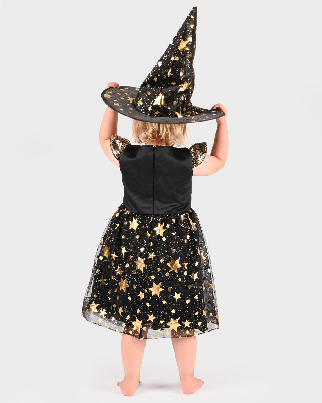 Vestido de bruxa preto com estrelas douradas e chapéu da Den Goda Fen, disfarce de Halloween para menina